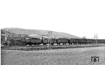 58 1777 (Bw Gerstungen) mit einem Güterzug vor den Hörselbergen zwischen der Blockstelle Kälberfeld und Schönau (Hörsel).  (1933) <i>Foto: DLA Darmstadt (Bellingrodt)</i>