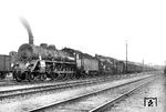 Ein 92 Achsen (!) Versuchszug mit S 10 "1005 CASSEL" (spätere 17 127) und S 10 "1145 OSTEN" (spätere 17 1144) im Bahnhof Belzig Reichsb. Der Eisenbahn-Oberingenieur Berthold Mehne schrieb für das Blatt "Zeit im Bild" einen Bericht zu dieser Versuchsfahrt: "Im Rahmen der Eisenbahntechnischen Tagung (Seddin) fand am 24. September auf der Eisenbahnstrecke Grunewald - Seddin - Belzig eine Bremsversuchsfahrt zur Vorführung der Wirkungsweise der Kunze-Knorr-Schnellzugbremse statt. Ein von zwei S 10-Lokomotiven gezogener, aus 23 vierachsigen D-Zugwagen bestehender Versuchszug von 512 m Zuglänge und einem Gesamtgewicht von 1255 t wurde aus verschiedenen Geschwindigkeiten mehreren Bremsproben unterworfen. Es wurde gezeigt, daß mit Hilfe der neuen Kunze-Knorr-Schnellzugbremse selbst aus einer Geschwindigkeit von 120 km in der Stunde ein schnelles Anhalten des Zuges herbeigeführt werden kann, ohne daß die Wagen oder die Zuginsassen eine merkbare Erschütterung erleiden. Die Entfernung (Bremsweg genannt), die der Zug nach dem Augenblick der Bremsung bis zum Stillstand noch zurücklegt, richtet sich natürlich nach dem Gewicht des Zuges, nach der Fahrtgeschwindigkeit und nach den Strecken-Neigungsverhältnissen. Beispielsweise brauchte der Versuchszug bei einer Geschwindigkeit von 120 km einen Bremsweg von 540 m, bei einer Geschwindigkeit von 100 km einen Bremsweg von 420 m." Beide Loks wurden übrigens für die Versuchsfahrten mit einer zweiten Luftpumpe und zusätzlichem Hauptluftbehälter ausgestattet. (24.09.1924) <i>Foto: Werner Hubert</i>