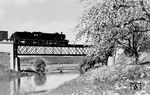 Ein Zug mit einer württembergischen C (Baureihe 18¹) fährt in den Frühling auf der Brenztalbahn Aalen—Ulm bei Giengen (Brenz), übrigens ein Motiv aus dem damals bekannten "Reichsbahn-Kalender". (1930) <i>Foto: RVM</i>