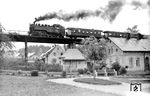 99 758 mit P 3910 auf der Brücke über den Thumer Bach in Ehrenfriedersdorf auf der Schmalspurbahn Schönefeld-Wiesa—Thum. Die Lok war fabrikneu ab 07.06.1933 dem Bw Chemnitz-Hilbersdorf zugeteilt worden und wurde vom Lokbf Thum eingesetzt. (18.06.1935) <i>Foto: DLA Darmstadt (Bellingrodt)</i>