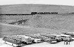 99 1791 an einer akkurat postierten Ikarus-Parade verschiedener Baujahre kurz vor Oberwiesenthal. (05.1973) <i>Foto: Dieter Wünschmann</i>