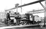 38 1086 vom Bw Niederlahnstein restauriert im Bw Köln Bbf. Die preußische Dame aus dem Hause Schwartzkopff wurde 1909 als P 8 "2401 Mainz" in Dienst gestellt. Schon wenig später nach dieser Aufnahme ist sie mit Fristablauf entbehrlich geworden, promt folgte im August 1932 die Ausmusterung.  (1932) <i>Foto: DLA Darmstadt (Bellingrodt)</i>