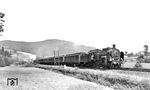 38 1678 (Bw Hagen Gbf) mit dem beachtlich langen P 376 auf der Rampe von Altenhundem nach Welschen Ennest, die unter Zuhilfenahme einer pr. G 12 als Schublok erklommen wird. (1939) <i>Foto: RVM-Filmstelle Berlin (Bellingrodt)</i>