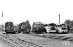 Auf dem verbliebenen Netz der ehemaligen Kleinbahnen der Kreise West- und Ostprignitz waren Ende der 1960er Jahre nur noch die Strecken Pritzwalk–Lindenberg und Perleberg–Lindenberg–Kyritz mit der Zweigbahn Rehfeld–Breddin vorhanden. Diese wurden am 31. Mai 1969 stillgelegt. Fotogerecht wurde dann am Folgetag pünktlich um 13 Uhr die Übergabe an den VEB Kraftverkehr Lindenberg inszeniert. Neben dem VEB Kraftverkehr waren noch die feierlich geschmückten 99 4511, 99 557 und das letzte einsatzfähige "Schweineschnäuzchen" VT 135 525 anwesend. (01.06.1969) <i>Foto: Dieter Wünschmann</i>