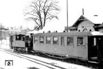 99 4532 steht mit dem Personenzug nach Trusetal abfahrbereit im Bahnhof Wernshausen. Die nur 9 km lange Schmalspurbahn in der Spurweite 750 mm führte von Wernshausen nach Trusetal. 1949 wurde die sogenannte Trusebahn verstaatlicht und in die RBD Erfurt eingegliedert, für die Fahrzeuge der Bahn war fortan das Bw Meiningen zuständig. 99 4532 (Orenstein & Koppel, Baujahr 1924) stand hier noch bis 1959 als Reservelok im Einsatz, nachdem bereits ab 1955 Neubauloks der Baureihe 99.77 den Betrieb übernommen hatten. Nach längerer Abstellzeit im Raw Görlitz wurde sie für das Rügensche Schmalspurnetz aufgearbeitet und 1962 beim Bw Putbus stationiert.  (04.01.1958) <i>Foto: Gerhard Illner</i>
