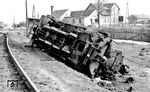 99 4645 war ein von O&K an die Kleinbahnen des Kreises Jerichow I gelieferter D-Kuppler mit Innenrahmen und Kolbenschieber. Die im Jahr 1924 unter der Nr. 14 in Dienst gestellte Lok wurde als letzte der vier Burger Dn2t-Loks „rekonstruiert“ und als erste von ihnen (am 12. März 1965 direkt ab Raw Görlitz-Schlauroth) zum Lokbahnhof Perleberg des Bw Wittenberge umbeheimatet. Wie die anderen drei Maschinen hatte auch sie in Görlitz einen im Raw Halberstadt gefertigten Neubaukessel und zudem ein neues Führerhaus und neue Wasserkästen in komplett geschweißter Ausführung erhalten. Ebenso hatte man den Antrieb von der vierten auf die dritte Achse verlegt und das Fahrwerk, die Zylinder und die Steuerung überarbeitet. In Perleberg rüstete man Rollen für die Heberleinbremse nach, behielt aber die schon in der Burger Zeit eingebaute Knorr-Druckluftbremse bei. Von den vier ehemaligen Burger Maschinen blieb die 99 4645 auf dem Prignitzer Schmalspurnetz am längsten im Dienst, nämlich genau vier Jahre. Bei einem Schneeräumeinsatz am 11. März 1969 fuhr sie sich mit dem Schneepflug 97-84-03 und einem Dienstwagen beim Bahnhof Kehrberg in einer Schneewehe fest und kippte um. Den Sommer über blieben Lok und Schneepflug so liegen, bis sie im September 1969 vor Ort zerlegt wurden. Das Längsgestänge in Lokmitte sorgte dafür, daß die Bremskräfte auf alle Achsen gleichmäßig wirkten.  (1969) <i>Foto: Slg. Joachim Claus</i>