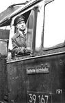 Lokführer Heinz Lenius vom Bw Halle (Saale) P auf dem Führerstand der 39 167. (23.04.1958) <i>Foto: Gerhard Illner</i>