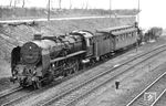 Messfahrt der VES-M Halle (Saale) mit 39 167 und Bremslok 19 012 (beide Bw Halle/Saale P) im Bahnhof Hohenthurm, zwischen Halle und Bitterfeld gelegen.  (23.04.1958) <i>Foto: Gerhard Illner</i>