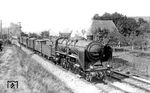 39 232 (Bw Schweinfurt) fährt mit P 345 aus dem Bahnhof Grünsfeld zwischen Lauda und Würzburg. Der Personenzug benötigte für die 160 km von Heidelberg nach Würzburg damals 5 Stunden und 22 Minuten! Jahrzehnte später pilgerten hier Scharen von Dampflokfans hin, um die letzten 23er des Bw Lauda aufzunehmen. (1930) <i>Foto: DLA Darmstadt (Bellingrodt)</i>