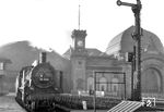 38 2006 (Bw Dresden-Altstadt) an der Ostseite vor der südlichen Bahnhofshalle des Dresdener Hauptbahnhofs. Rechts über dem Eingangsportal befindet sich eine Statue der Saxonia, der Patronin Sachsens mit den seitlich angeordneten Allegorien von Wissenschaft und Technik.  (30.01.1959) <i>Foto: Gerhard Illner</i>