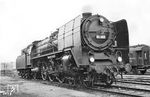 Wie die Beschriftung am Puffer verrät, wartet 01 009 (AEG, Baujahr 1926) in Hannover auf Übernahme des D 148. Die Lok besitzt eine den ab 1929/1930 üblichen großen Windleitblechen "nachempfundene" Ausführung, die noch weiter nach oben geführt waren und zudem an den Knicken außen angebrachte Verstärkungsstreben besaßen. 01 009 zählte ab 11.02.1929 zum Lokstand des Bw Hamm (Westf), sie kam im Tausch gegen 01 030 vom Bw Erfurt.  (08.04.1930) <i>Foto: DLA Darmstadt (Maey)</i>