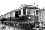 Beeinflusst durch die Erfolge mit vollautomatischen Dampferzeugungsanlagen in den USA entstanden bei Wegmann von 1934 bis 1938 acht 4-achsige Dampftriebwagen (DT 51 bis 58), ausgerüstet mit Kesseln der Bauart Doble von Borsig und Henschel. Mit einer Leistung von 300 PS erreichten sie eine Höchstgeschwindigkeit von 90 km/h. Hermann Maey ließ sich den am 04.05.1936 im RAW Dessau abgenommenen Dampftriebwagen 53 im Heimat-Bw Berlin Stettiner Bf für Porträtaufnahmen aufstellen. Das Fahrzeug kam im Zuglauf Berlin Stettiner Bf – Kremmen – Neuruppin – Wittstock (Dosse) – Meyenburg zum Einsatz, wobei die Fahrt ab Kremmen über die Gleise der Ruppiner Eisenbahn führte. Der Dampftriebwagen gelangte zur DB und wurde 1958 in den Steuerwagen VS 145 374 umgebaut. (1936) <i>Foto: DLA Darmstadt (Maey)</i>