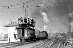 Fahrleitungsarbeiten mit einem Oberleitungswagen in Stuttgart, der den heutigen Arbeitsschutzbestimmungen wohl nicht mehr entsprechen dürfte. (1934) <i>Foto: RVM</i>