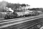 Mit einem nageneuen 90t-Ardelt-Kran am Haken präsentiert sich die Überführungsmannschaft mit 74 271 (Bw Eberswalde) bei Eberswalde dem Fotografen.  (1937) <i>Foto: RVM</i>