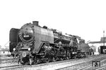 Gastlok 01 110 vom Bw Hannover präsentiert sich vor der Lokhalle am Personenbahnhof des Bw Hamm (Westf). Die seit März 1943 beim Bw Leipzig Hbf West beheimatete Lok wurde im Januar 1945 auf "warten L2" abgestellt und 1946 in den Schadlokpark übernommen. Im Zuge der Gattungsbereinigung erfolgte am 24.07.1947 die Umbeheimatung zum Bw Erfurt P, wo sie wegen schlechten Allgemeinzustand zum 20.11.1950 ausgemustert und aus dem Lokbestand abgesetzt wurde. Dem RAW Meiningen diente die Lok fortan als Ersatzteilspender. (10.11.1935) <i>Foto: DLA Darmstadt (Bellingrodt)</i>