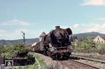 Der pr. T 20 folgt 44 0757 (ex 44 1757, gebaut von der Compagnie de Fives-Lille pour Constructions Mécaniques et Entreprises, Fives (Frankreich), Indienststellung am 11.02.1944 beim Bw Gerstungen) mit einem Güterzug aus Camburg in der Einfahrt von Saalfeld. (05.1979) <i>Foto: Robin Fell</i>
