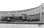 38 1335 pausiert vor dem 30-ständigen Ringlokschuppen ihrer Heimatdienststelle Bw Düsseldorf Abstellbf. Im Dezember 1930 wurde das neugebaute Bahnbetriebswerk seiner Bestimmung übergeben, das alte Bw am Hauptbahnhof daraufhin stillgelegt. An der Lok fallen die alten Tafeln "Rbd Elberfeld" und "Düsseldorf Hbf" auf, die sie sicher noch bis zur Ausmusterung im November 1933 getragen hat.  (19.12.1931) <i>Foto: DLA Darmstadt (Bellingrodt)</i>