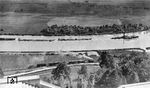 Blick aus der "Walhalla" auf 99 261 (Bw Regensburg) mit einem Langholzzug auf der meterspurigen Schmalspurbahn von Regensburg-Reinhausen nach Wörth (Donau) und einem Schleppzug auf der Donau. In der Gedenkstätte "Walhalla" werden – ursprünglich auf Veranlassung des bayerischen Königs Ludwig I. – seit 1842 bedeutende deutsche (nicht nur bayerische!) Persönlichkeiten mit Marmorbüsten und Gedenktafeln geehrt. Benannt ist sie nach "Walhall", der Halle der Gefallenen in der nordischen Mythologie. Gegenwärtig umfasst die Sammlung 130 Büsten und 65 Gedenktafeln, die an Personen, Taten und Gruppen erinnern. (16.06.1939) <i>Foto: RVM-Filmstelle Berlin (Bellingrodt)</i>