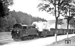Nachdem 99 715 ihre Abnahmefahrt von Meinersdorf nach Thum erfolgreich absolviert hatte, stand sie vom 05.04.1927 bis 02.09.1936 auf dem Thumer Schmalspurnetz im Einsatz. Heimatdienststelle war der Lokbahnhof Thum, der am 1. Januar 1933 seine Selbstständigkeit verlor und dem Bw Chemnitz-Hilbersdorf angegliedert wurde. Hier ist sie mit einem GmP zwischen Schönfeld (Zschopautal) und Tannenberg, etwa 1 km hinter dem Anschluß Dietrich, nach Geyer unterwegs.  (19.06.1935) <i>Foto: DLA Darmstadt (Bellingrodt)</i>