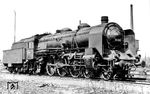 Porträtaufnahme der Dresdener 18 008 im Bw Leipzig Hbf Süd mit Sicht auf Schornstein und Wasserturm des ehemaligen Bw Leipzig Hbf Nord. Bereits am 05.08.1957 wurde sie auf "warten L4" abgestellt, nach der Z-Stellung am 29.12.1960 genehmigte die HvM schließlich am 28. Februar 1967 die Ausmusterung. (09.05.1957) <i>Foto: Gerhard Illner</i>