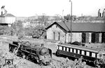 18 010 (Hartmann, Baujahr 1918) steht für das Verkehrsmuseum Dresden im ehemaligen Bw Dresden-Pieschen abgestellt. Letztendlich wurde aber für den Erhalt der 19 017 entschieden. 18 010 diente in der Folge als Ersatzteilspender für die sächsische XX HV, wobei u.a. Tender, Führerhaus und Schornstein von der 18 010 demontiert wurden. Die Reste wurden schließlich im Februar 1974 im Bw Dresden (Altstadt) zerlegt, lediglich eine Treibachse blieb erhalten. (1971) <i>Foto: Dieter Wünschmann</i>