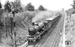 18 129 (Bw Stuttgart-Rosenstein) passiert mit einem Eilgüterzug das alte württembergische Einfahrsignal des Bahnhofs Tamm (Württ) zwischen Bietigheim (Württ) und Ludwigsburg. (1931) <i>Foto: DLA Darmstadt (Bellingrodt)</i>