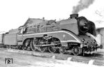 18 201 (Zweitbesetzung) entstand 1961 im Raw Meiningen aus der ehemaligen Schnellfahrlok 61 002 und Teilen der H 45 024. Zum Einbau kam ein Neubaukessel mit Oberflächenvorwärmer, gekuppelt wurde die Lok mit dem Tender Henschel 26077 (Baujahr 1941), entnommen von 44 1333. Die bestandsmäßige Umbuchung erfolgte zum 01.06.1961, indem 61 002 vom Lokbestand des Bw Halle (Saale) P abgesetzt und 18 201 dafür neu zugesetzt wurde. Die hier noch kohlegefeuerte Lok steht vor einem Messzug im Bahnhof Gräfenhainichen an der Strecke Bitterfeld - Lutherstadt Wittenberg.  (20.03.1962) <i>Foto: Gerhard Illner</i>