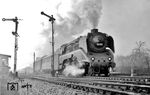 Ausfahrt des Messzuges mit 18 201'' in Gräfenhainichen. Ausgerüstet mit Riggenbach-Gegendruckbremse und Giesl-Ejektor war sie ab Juni 1961 für die VES-M Halle (Saale) im Einsatz. Ihre Ölhauptfeuerung erhielt sie am 29.06.1967. (20.03.1962) <i>Foto: Gerhard Illner</i>