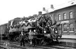 Zum 1. Mai 1933 wurde 86 067, die am 18. August 1932 fabrikneu dem Bw Northeim (Han) zugeteilt worden war, im Bahnhof Duderstadt mit allerlei zeitgenössischem Unrat versehen. Im nationalsozialistischen Festkalender nahm der 1. Mai als propagandistisches Großereignis eine wichtige Rolle ein. Seiner früheren Beziehung zur Arbeit oder gar zur Arbeiterbewegung wurde er gänzlich beraubt. Seit 1934 hieß er „Nationaler Feiertag des deutschen Volkes“. Er sollte ein Tag der Volksgemeinschaft sein, angeknüpft angeblich an germanisches Brauchtum. (01.05.1933) <i>Foto: Privatfoto</i>