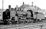 38 4052 präsentiert sich im Heimat-Bw Leipzig Hbf West, im Hintergrund das markante Verwaltungsgebäude. Bei der Lok handelt es sich um eine P 8, die ursprünglich von der BMAG im Jahr 1924 unter der Fabriknummer 8620 nach Litauen geliefert worden war. Die Lok wurde dort unter der Baureihenbezeichnung K 8 mit der Betriebsnummer 62 eingeordnet. 1945 wurde sie als Schadlok im Bereich der DDR-Reichsbahn aufgefunden und 1949 als 38 4052 wieder aufgebaut. Bis 1970 stand sie noch beim Bw Leipzig Hbf West im Einsatz. (05.1956) <i>Foto: Gerhard Illner</i>