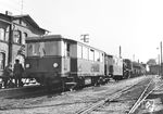 VT 133 033 gehörte zur zweiten Serie von Triebwagen, die MAN im Jahr 1935 mit 150 PS und mechanischem Viergang-Getriebe auslieferte. VT 135 033, 036, 039 und 040 gelangten nach 1945 zur DR; VT 135 033 erhielt 1970 die Bezeichnung 186 001 und wurde hier vom Fotografen mit Beiwagen 140 245 im Bahnhof Velgast angetroffen. 1975 wurde er ausgemustert. (19.08.1966) <i>Foto: Joachim Claus</i>