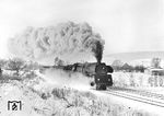 01 528 kommt mit D 217 bei Ronshausen herangerauscht. (04.01.1970) <i>Foto: Joachim Claus</i>