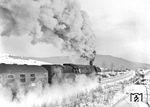 01 528 kämpft sich bei winterlichen Verhältnissen die Steigung von Bebra nach Hönebach bei Ronshausen hinauf. (04.01.1970) <i>Foto: Joachim Claus</i>