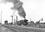 Ausfahrt der 50 4034 aus dem Bahnhof Büchen, der damals unmittelbar an der deutsch-deutschen Grenze lag. (28.08.1970) <i>Foto: Joachim Claus</i>
