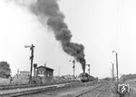 Der Heizer der 50 4081 (Bw Hagenow Land) sorgt im Bahnhof Büchen für ordentlich Druck im Kessel. Mit der am 30. Dezember 1960 ausgelieferten 50 4088 endete nicht nur das Dampflok-Neubauprogramm der DR, sondern auch der Bau von Regelspurdampfloks in Deutschland. (28.08.1970) <i>Foto: Joachim Claus</i>