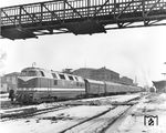 Die Reichenbacher V 180 129 hat in Hof Hbf den D 145 nach Dresden übernommen. (11.03.1970) <i>Foto: Joachim Claus</i>