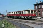 Der VT 135 035 gehörte zur zweiten Triebwagenserie, die 1935 von der MAN mit 150 PS Leistung und mechanischem Vierganggetriebe ausgeliefert worden waren. Die VT 135 033, 036, 039 und 040 gelangten nach 1945 zur DR. Hier steht der VT 135 033 (ab 1970: 186 001) mit dem Beiwagen 140 245 im Bahnhof Velgast . 1975 wurde er ausgemustert.  (19.08.1966) <i>Foto: Detlev Luckmann</i>