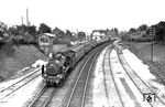 Selbst für den damaligen "Starzug" der Reichsbahn, den "Rheingold", reichte offenkundig das "Mädchen für alles" auf der Rheintalbahn aus. 38 2493 (Bw Offenburg) fährt mit FD 102 durch den Bahnhof Schallstadt, südlich von Freiburg (Breisgau). Die Lok wurde im Juli 1942 zum Osteinsatz abkommandiert, aber schon 1943 als "Feindverlust" aus den Bestandslisten der RBD Karlsruhe abgesetzt. (19.07.1937) <i>Foto: RVM-Filmstelle Berlin (Bellingrodt)</i>