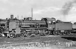 Dienstpause für 38 3290 vom Bw Leipzig Hbf West im Bw Magdeburg Hbf. Im Juni 1921 war sie bei der Heizhausverwaltung Leipzig Hbf Nord in Dienst gestellt worden, letzte Heimatdienststelle wurde das Bw Stendal. Hinter der Lok ragen übrigens die beiden Türme des Magdeburger Doms hervor.  (1960) <i>Foto: Gerhard Illner</i>