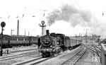 38 3290 (Bw Leipzig Hbf Süd) verlässt den Bahnhof Wurzen in Richtung Riesa. Im Bahnhof nehmen die Elektrifizierungsarbeiten Gestalt an. Am 28. September 1969 wird der elektrische Betrieb zwischen Leipzig und Wurzen aufgenommen.  (1968) <i>Foto: Dieter Wünschmann</i>