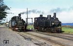 99 4523 und 99 556, jeweils Gelenklokomotiven mit Vierzylinder-Verbundtriebwerk, im Bahnhof Wittower Fähre. Während die 99 4523 dem bekannteren System Mallet entsprach, wobei nur zwei Achsen ausschwenken können, besaß die 99 556 (sächs. IV K) zwei zweiachsige Drehgestelle der Bauart Meyer. Beide Lokomotiven besaßen jeweils vier Zylinder und die bei Gelenklokomotiven übliche zweistufige Dampfdehnung. (08.1963) <i>Foto: Birger Wilcke (Sammlung Ludger Kenning)</i>