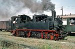 99 553, eine IV K mit Druckluftbremse und den auf Rügen typischen Luftbehältern über dem Kessel, im Bahnhof Altefähr. Als erste IV K hatte sie am 20.9.1962 das Raw „DSF“ Görlitz-Schlauroth mit einem neuen geschweißten Dampfkessel verlassen. Ein langes Leben war ihr dennoch nicht mehr beschieden, denn bereits am 25.3.1967 wurde sie von der Ausbesserung zurückgestellt und genau ein Jahr später ausgemustert. Als Lokführer Gerhard Last und Heizer Martin Schünke hier einen Gmp nach Putbus bringen, ahnt dies noch niemand. Sowohl auf der Bäderstrecke Putbus – Göhren als auch auf der Südstrecke Altefähr – Putbus liefen ab Mitte der 1960er Jahre ausschließlich druckluftgebremste Züge, wofür man sogar noch einige Güterwagen mit Druckluftbremse oder Luftleitung ausgerüstet hatte.  (20.08.1966) <i>Foto: Detlev Luckmann</i>