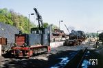 1989 sah die 100 901 (ex Köf 6003), eine ehemalige Heeresfeldbahndiesellok vom Typ HF 130 C, zwar schon ziemlich mitgenommen aus, jedoch stand sie der Lokwerkstatt Putbus weiterhin für Rangierdienste zur Verfügung. Sie mußte vor dem Lokschuppen warten, weil die Gleise noch nicht in den neuen Schuppen hineinführten. Noch im selben Jahr wurde die Lok durch die Eisenbahner der Lokwerkstatt neu lackiert und zum 90. Streckengeburtstag ausgestellt. Gründlich aufgearbeitet und mit Tauschmotor kommt sie noch heute regelmäßig als Rangierlok zum Einsatz. Im Hintergrund steht 99 4801, die damals noch immer mit minderwertiger Steinkohle beheizt wurde, die den Heizern beim Ausschlacken manchen Fluch entlockte, weil die Roststäbe mit einer dicken Schlackeschicht bedeckt waren. Und dennoch erbrachten die Dampflokomotiven vor langen und überfüllten Bäderzügen nach wie vor Höchstleistungen.  (04.05.1989) <i>Foto: Ludger Kenning</i>