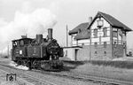 Auf dem Testgleis des Raw Görlitz unternimmt die Rügener 99 4523 ihre ersten Gehversuche nach einer Revision. Wichtigste Aufgabe der Abnahmeinspektoren und Schlosser war hierbei die genaue Einstellung der Schieber. Gerade bei einer Vierzylinder-Verbundlok kommt dieser Arbeit große Bedeutung zu, weil der aus der Hochdruckmaschine ausströmende Dampf möglichst gleichmäßig für die Niederdruckzylinder zur Verfügung stehen muß. Viel Erfahrung und Übung ist erforderlich, um derartige Triebwerke ohne Meßinstrumente genau zu regulieren. Die Werkstatt in Görlitz wandte hierfür das „Regulieren nach Gehör“ an, bei dem die Gleichmäßigkeit der einzelnen Auspuffschläge eingestellt wurde.  (05.1960) <i>Foto: Slg. Gerhard Moll</i>