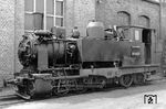 Die ungewöhnliche 99 4621 war im Jahr 1901 von der Erfurter Lokfabrik Hagans mit 785 mm Spurweite an die Oberschlesischen Schmalspurbahnen geliefert worden, und zwar mit einem komplizierten zweigeteilten Laufwerk. Die beiden Zylinder trieben sowohl die drei fest im Rahmen gelagerten Achsen, als auch über gekuppelte Schwinghebel die beiden in einem hinteren schwenkbaren Gestell gelagerten Achsen an. Bei fünf angetriebenen Achsen ergab sich somit eine hohe Reibungsmasse. In Oberschlesien bewährten sich die Lokomotiven nicht, sodass man sie bald durch stärkere Bauarten ersetzte und – umgespurt auf 750 mm und ohne Schwinghebeltriebwerk – weiterverkaufte. 1948 gelangte eine der Maschinen auf die Insel Rügen. Im Juli 1959 hatte das Raw Görlitz die 99 4621 im Rahmen der Schadgruppe L2 ausgebessert, hier wartet sie nach der Fertigstellung auf den Rücktransport.  (07.1959) <i>Foto: Slg. Gerhard Moll</i>
