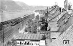 Blick über die Dächer von Kaub am Rhein auf 38 3626 vom Bw Wiesbaden, die mit einem Schotterzug unterwegs ist.  (15.07.1937) <i>Foto: RVM-Filmstelle Berlin (Bellingrodt)</i>