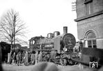 Die beim Bw Fulda stationierte 38 3716 landete unsanft auf dem Bahnhofsvorplatz ihrer Heimatstadt. Die näheren Umstände des Unfalls sind nicht bekannt. (02.1932) <i>Foto: Dr. Joachim Feißel</i>