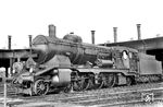 Die Stuttgarter 18 127 pausiert als Gastlok vor dem Ringlokschuppen des Bw Heilbronn Hbf.  (1934) <i>Foto: DLA Darmstadt (Bellingrodt)</i>