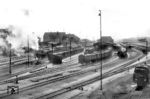 Blick vom sächsischen Lokschuppen des Bahnbetriebswerkes auf die Nordseite des Bahnhofs Reichenberg im Sudetenland, heute Liberec. Im vormaligen Grenzbahnhof der DRB und BMB ist eine preußische T 9³ (Baureihe 91³) mit einer Rangierabteilung unterwegs. Im ehemals sächsischen Heizhaus restauriert 64 188 vom Bw Zittau. Von Oktober 1938 bis April 1945 unterstand der Bahnhof mit seinen Dienststellen der RBD Dresden. (1939) <i>Foto: RVM</i>
