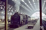 03 098 noch mit Altbaukessel und Wagnerblechen ausgerüstet, im Leipziger Hauptbahnhof. Anfang 1971 wurde sie mit einem Verbrennungskammerkessel (Raw Halberstadt 263/1962) ausgerüstet der vorher in 22 016 eingebaut war. Dabei verlor sie auch ihre Wagnerbleche. (1968) <i>Foto: J. R. Broughton</i>